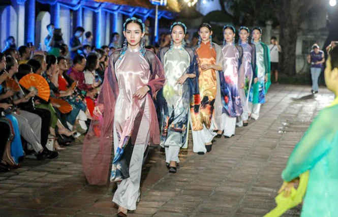 Theo quy định mới, chương trình nghệ thuật biểu diễn tổ chức tại địa phương nào thì địa phương đó thực hiện thủ tục chấp thuận tổ chức. Trong ảnh: Chương trình trình diễn áo dài tại Văn Miếu - Quốc Tử Giám (tháng 6-2020). Ảnh: Minh Khánh