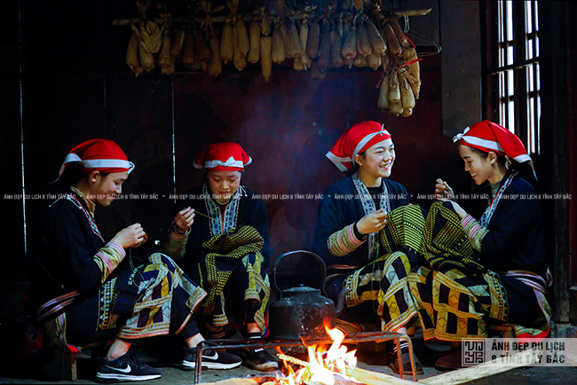 Các nghệ sỹ Lào Cai tham&nbsp;gia triển lãm ảnh nghệ thuật du lịch Tây Bắc&nbsp; ảnh 8