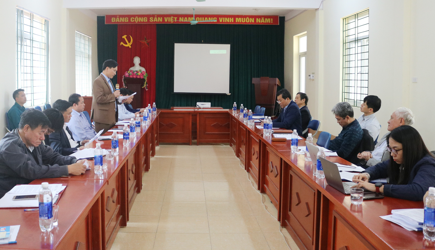 Quang cảnh buổi họp đánh giá. Quang cảnh buổi họp đánh giá.