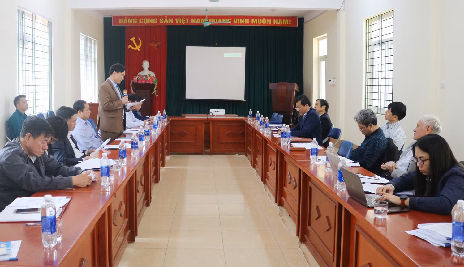 Quang cảnh buổi họp đánh giá.