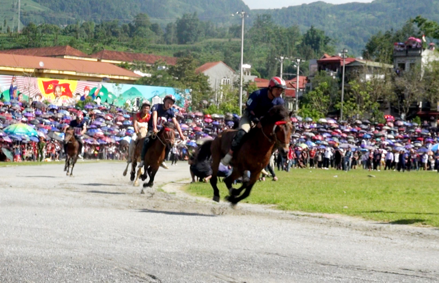 Lễ hội đua ngựa truyền thống huyện Bắc Hà được công nhận văn hóa phi vật thể quốc gia ảnh 1 Lễ hội đua ngựa truyền thống huyện Bắc Hà được công nhận văn hóa phi vật thể quốc gia ảnh 1