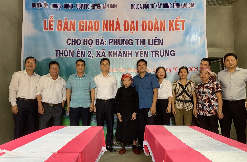 Bàn giao nhà Đại đoàn kết cho hộ nghèo xã Khánh Yên Trung ảnh 1