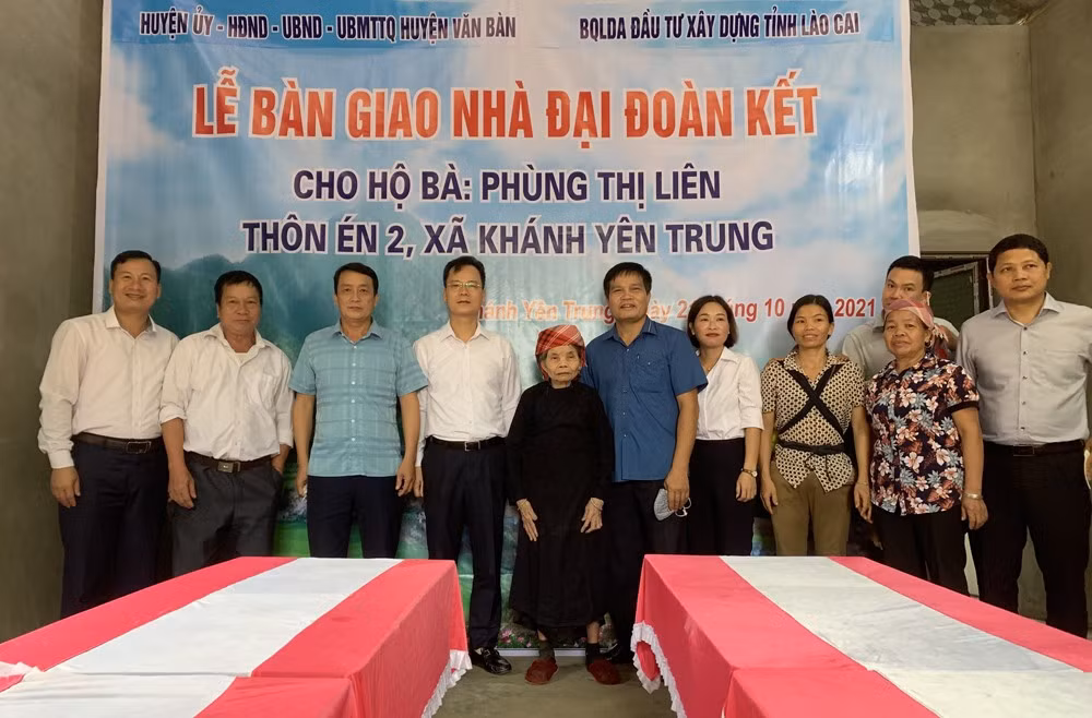 Bàn giao nhà Đại đoàn kết cho hộ nghèo xã Khánh Yên Trung ảnh 1