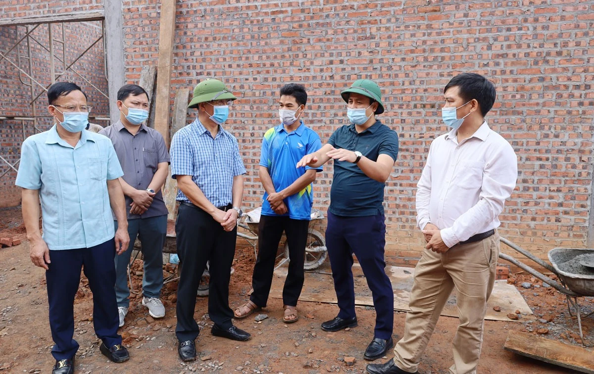 Phó Chủ tịch Thường trực UBND tỉnh Hoàng Quốc Khánh kiểm tra tiến độ sắp xếp dân cư nông thôn vùng thiên tai tại huyện Bát Xát ảnh 2