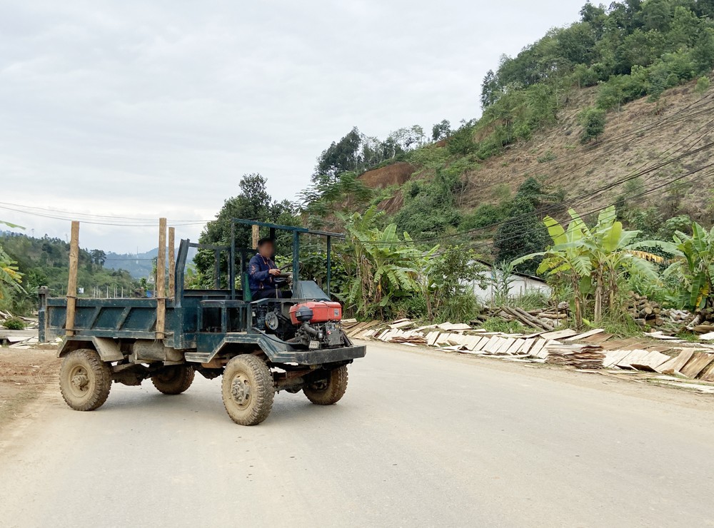 Xe công nông tự chế vẫn chạy trên đường giao thông.