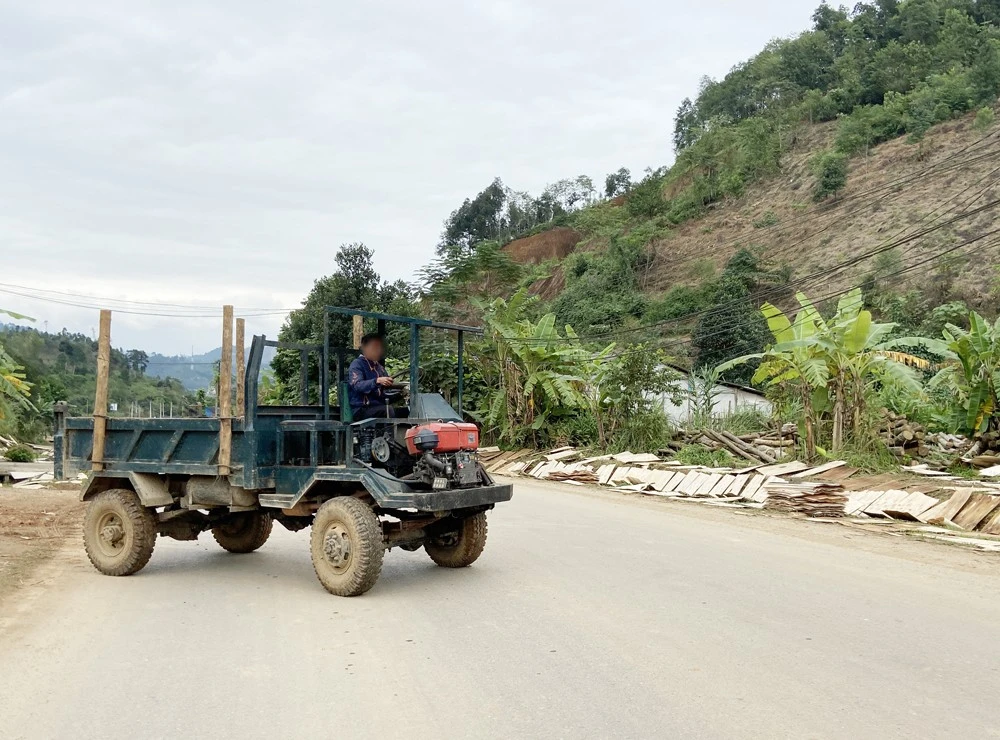 Xe công nông tự chế vẫn chạy trên đường giao thông.