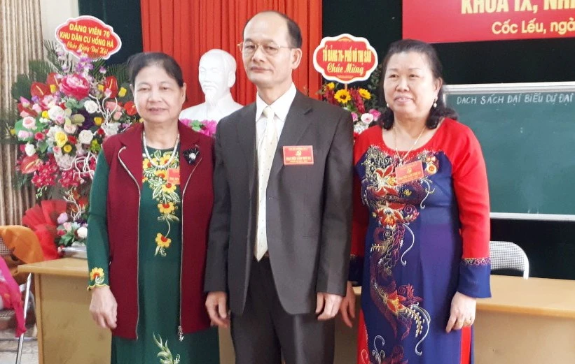 Chị Tạ Thị Tỉnh (ngoài cùng bên trái), Chi ủy viên Chi bộ Hồng Hà II, Tổ trưởng dân phố 19, phường Cốc Lếu.