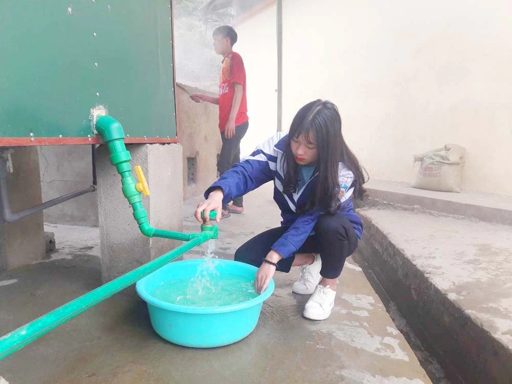 Nhờ sáng tạo của thầy Quế mà hàng nghìn học sinh vùng cao Lào Cai đã có nước nóng tắm rửa trong mùa đông giá lạnh.