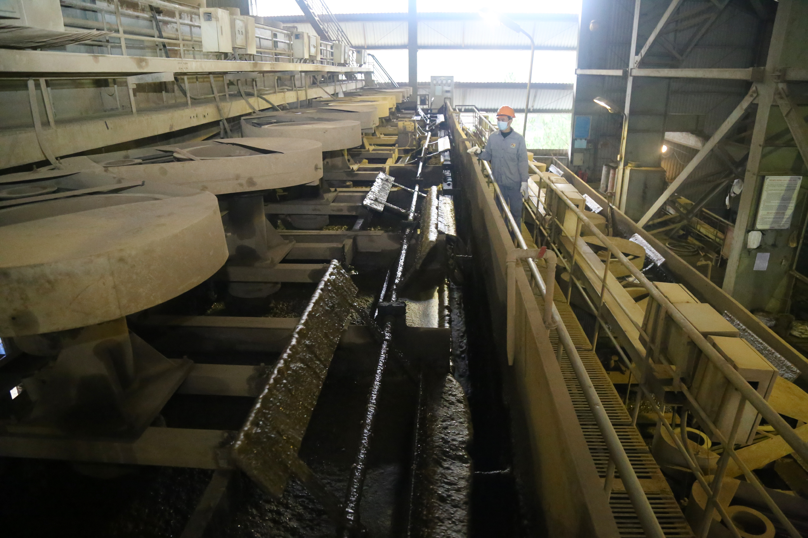 Vận hành dây chuyền tuyển quặng apatit.