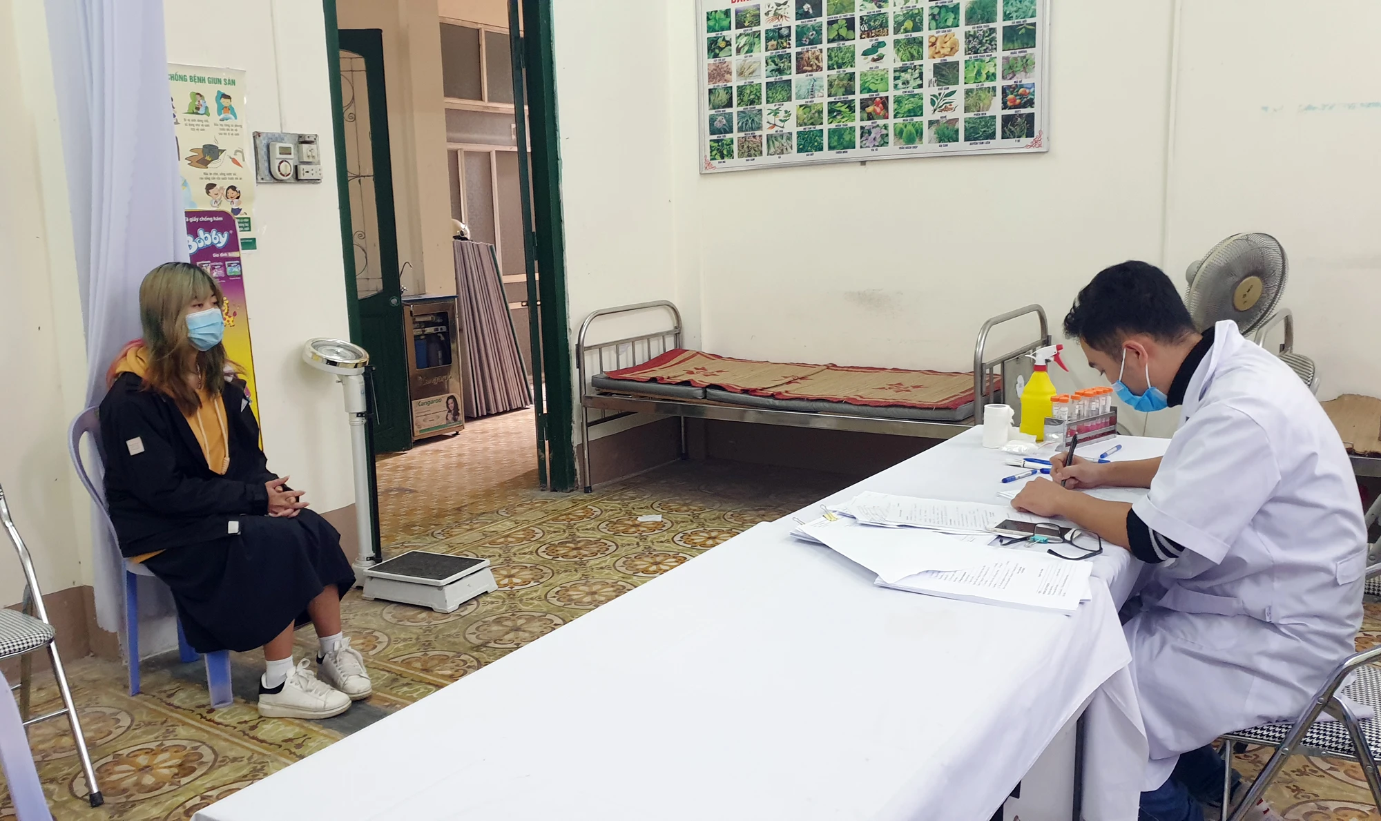 Người dân đi từ vùng dịch về thành phố Lào Cai tự giác đến khai báo y tế tại Trung tâm Y tế thành phố.