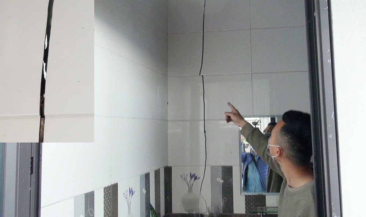 Căn nhà của một hộ dân ở Tổ 6B, thị trấn Phố Ràng bị sụt lún, nứt tường.