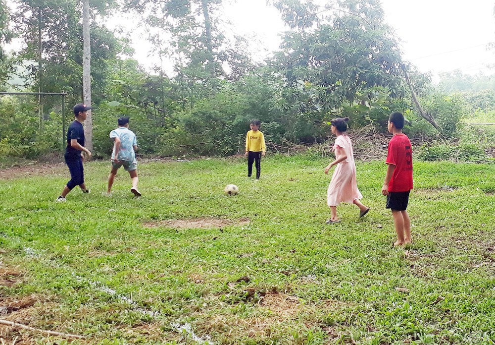 Trẻ em đá bóng tại tổ 6 phường Xuân Tăng, thành phố Lào Cai. Trẻ em đá bóng tại tổ 6 phường Xuân Tăng, thành phố Lào Cai.