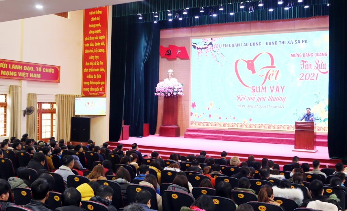 Quang cảnh chương trình “Tết sum vầy – kết nối yêu thương”. Quang cảnh chương trình “Tết sum vầy – kết nối yêu thương”.