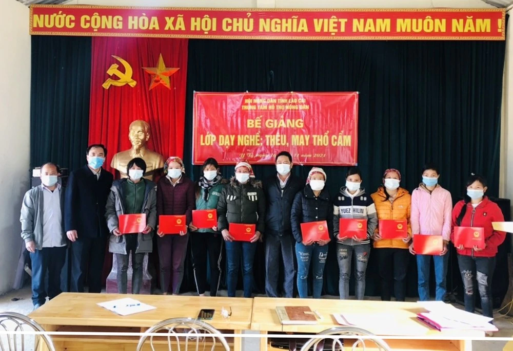 Trao chứng chỉ nghề cho các học viên.