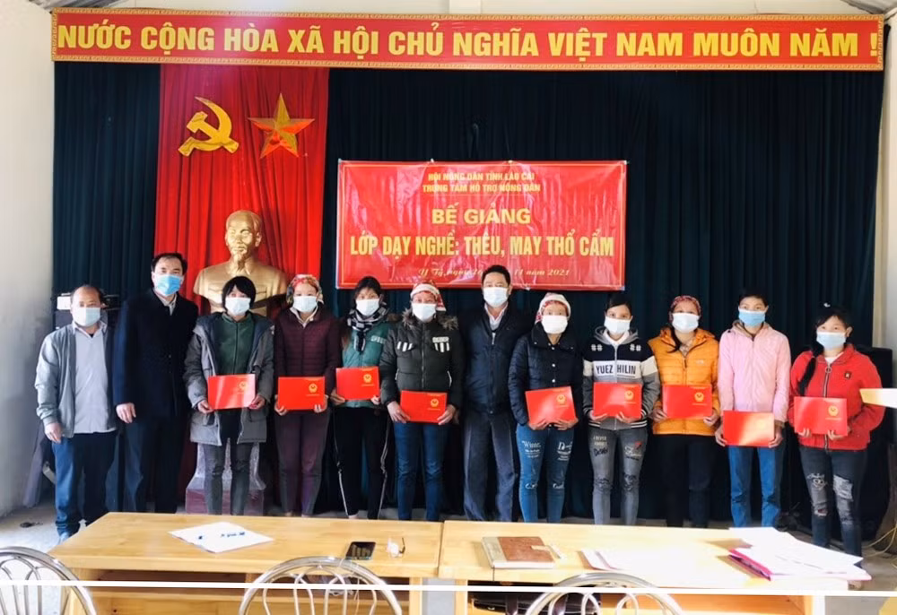 Trao chứng chỉ nghề cho các học viên.