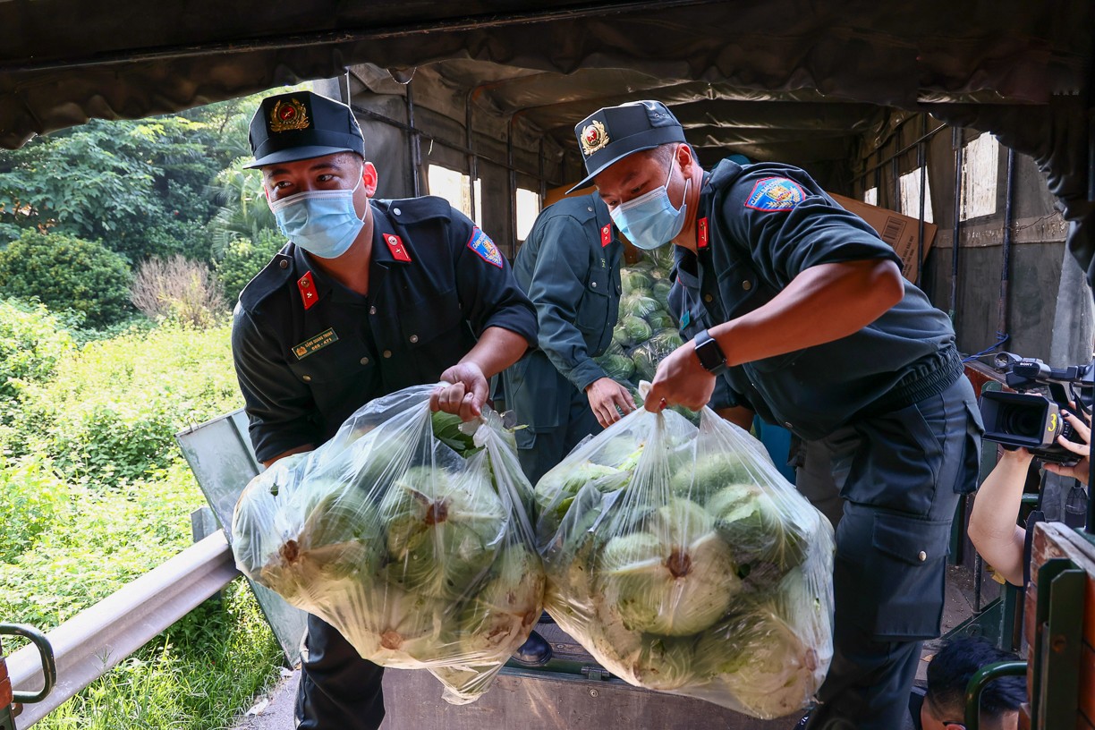Đoàn Thanh niên Công an tỉnh Lào Cai gửi tặng rau xanh cho người dân Hà Nội ảnh 2