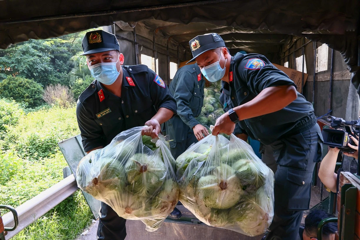 Đoàn Thanh niên Công an tỉnh Lào Cai gửi tặng rau xanh cho người dân Hà Nội ảnh 2