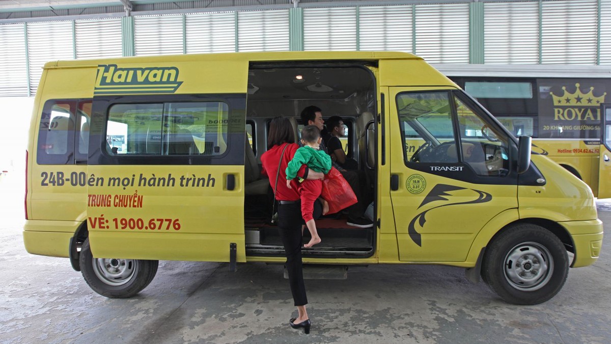 Xe trung chuyển vận tải hành khách của Công ty TNHH Hà Sơn Hải Vân đang hoạt động trên đia bàn thành phố Lào Cai.