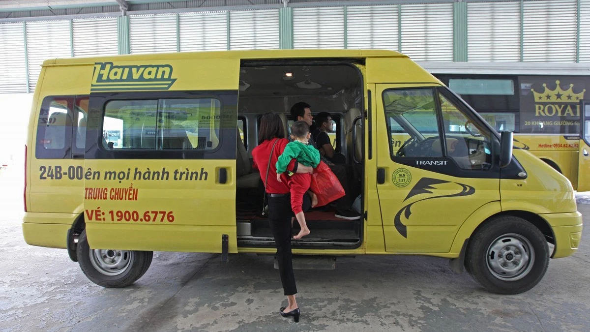 Xe trung chuyển vận tải hành khách của Công ty TNHH Hà Sơn Hải Vân đang hoạt động trên đia bàn thành phố Lào Cai.