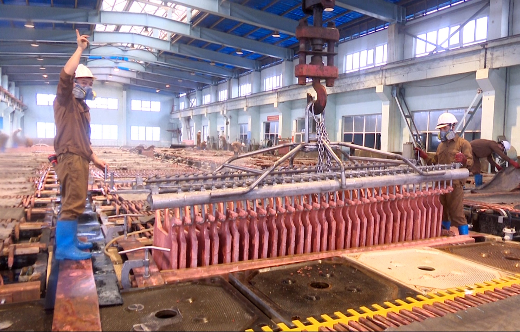 Công nhân Chi nhánh Tuyển đồng Lào Cai được trang bị đầy đủ bảo hộ lao động.