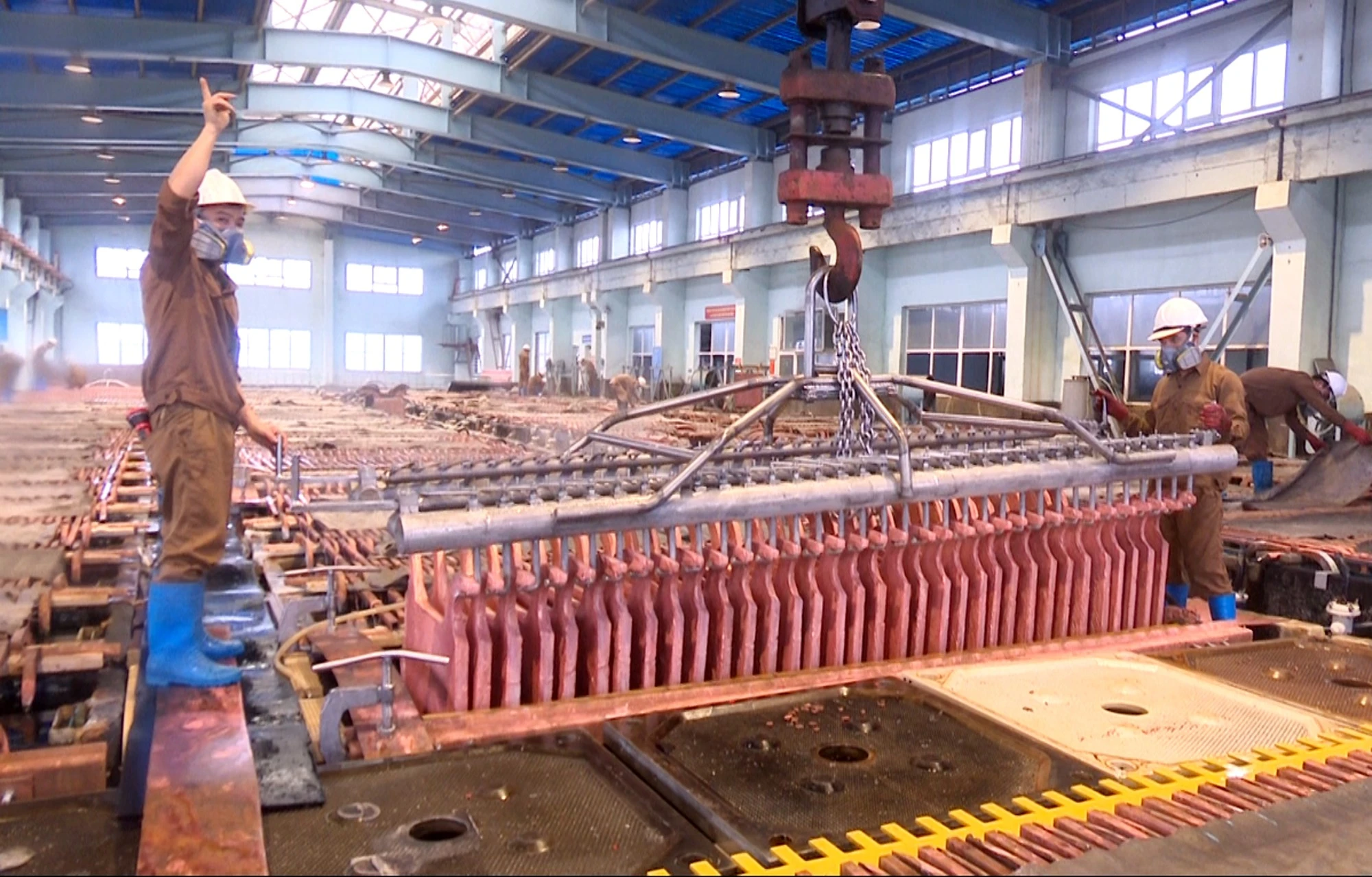 Công nhân Chi nhánh Tuyển đồng Lào Cai được trang bị đầy đủ bảo hộ lao động.