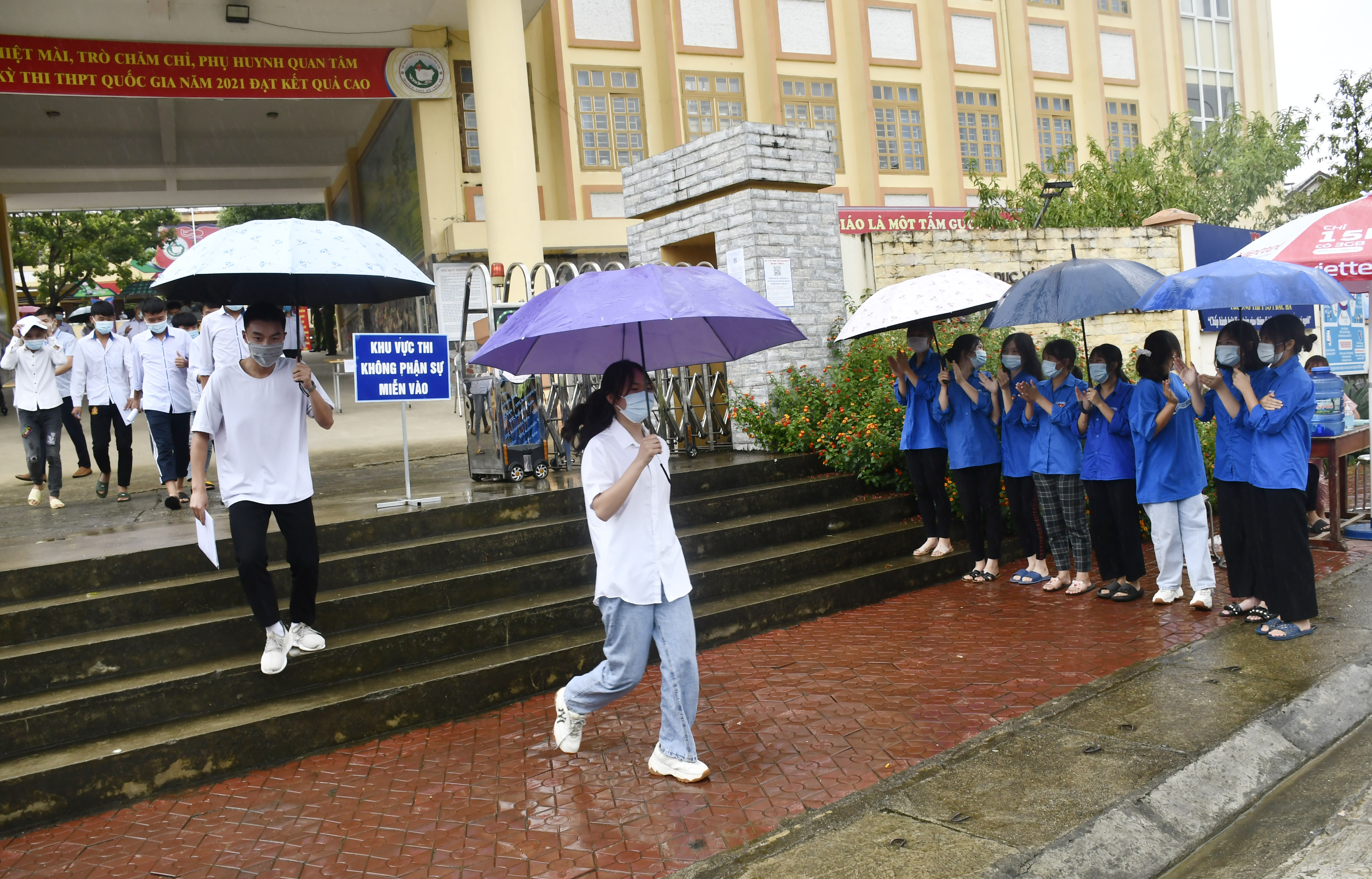 Các tình nguyện viên chúc mừng thí sinh hoàn thành nội dung thi.