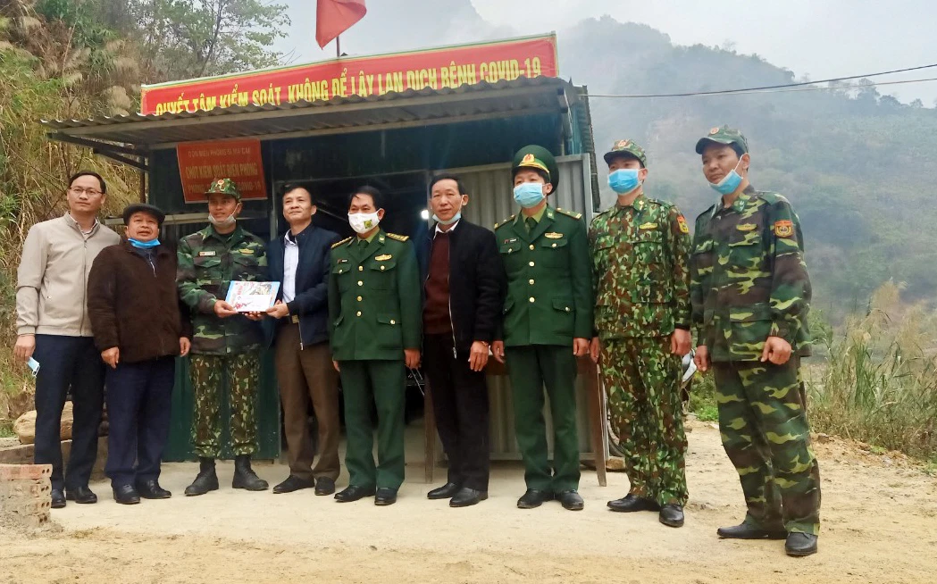 Thăm, tặng quà chốt kiểm soát chốt 170 (2).