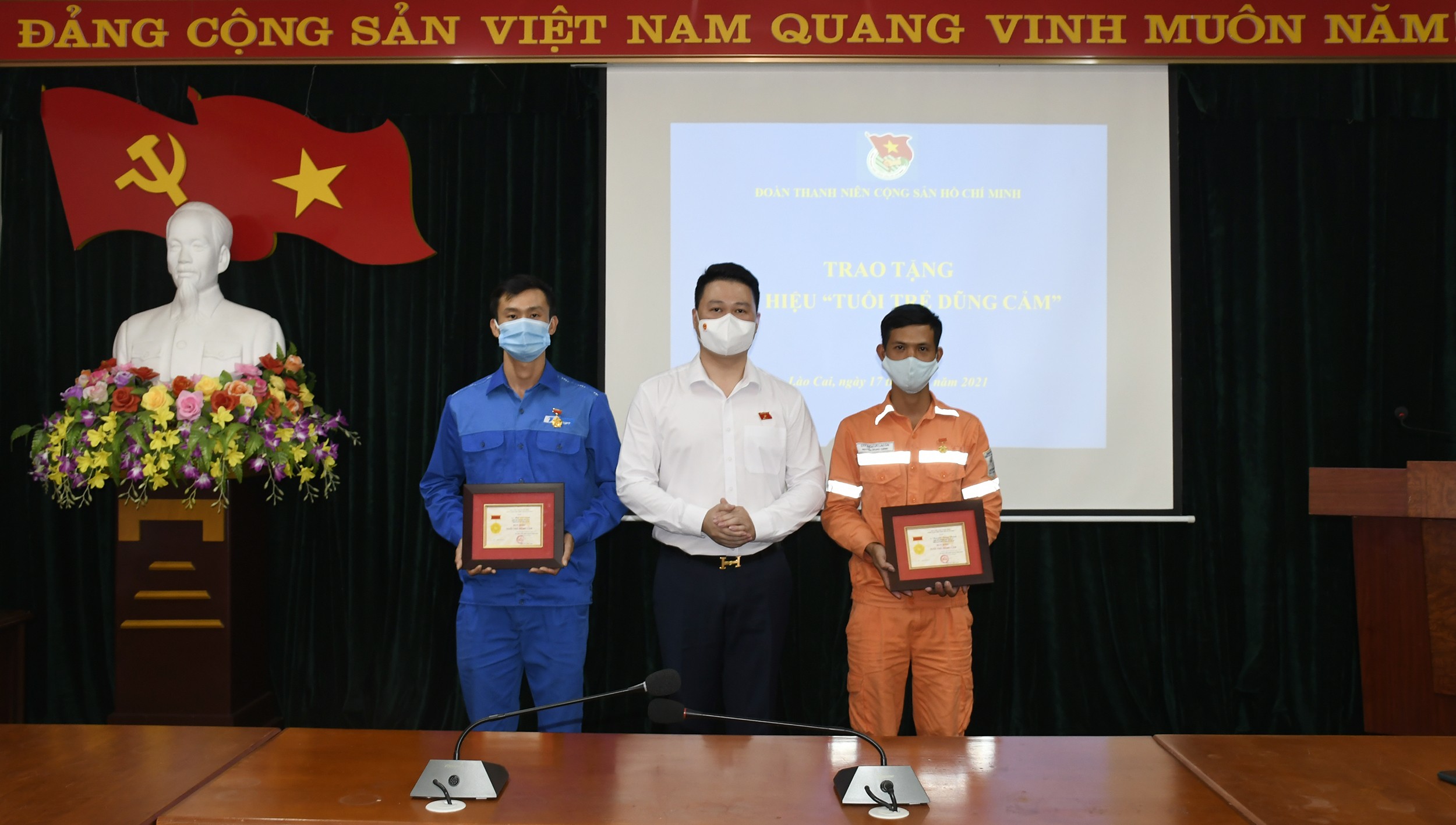 Hai đoàn viên nhận huy hiệu và khen thưởng của Trung ương Đoàn. Hai đoàn viên nhận huy hiệu và khen thưởng của Trung ương Đoàn.