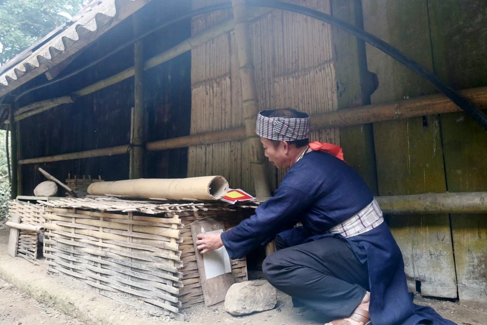 Để chuẩn bị cho nghi lễ gọi hồn về ăn tết, gia chủ cùng con cháu trong gia đình cắt giấy, dán giấy bùa và vẽ trứng để chuẩn bị làm lễ. Người Mông xanh vẽ lên quả trứng làm lễ hình kho thóc, bồ thóc, con trâu, gà, vịt, đồng bạc, cây lanh, hình người để tượng trưng cho hồn lúa, vải chàm, con người, nông sản, tiền, gia súc, gia cầm… Chủ nhà làm lễ khấn gọi hồn về ăn tết với mâm lễ đơn giản gồm rổ gạo nếp, trứng đã vẽ và giấy bùa đặt ở gian chính giữa nhà. Sau khi khấn gọi hồn xong, gia chủ dán giấy bùa lên bàn thờ tổ tiên, cửa chính nhà ở để làm mới ngôi nhà cầu mong năm mới may mắn, thuận lợi. Dán giấy bùa lên nông cụ để “gọi hồn” nông cụ về ăn tết sau một năm gắn bó với con người, để năm mới tiếp tục lên nương, xuống ruộng lao động. Dán giấy bùa lên chuồng gà cầu mong trong năm mới gà đẻ nhiều trứng, không dịch bệnh và chóng lớn. Sau khi làm lễ gọi hồn xong, gạo nếp được đem xôi lên để cả nhà cùng ăn trong đêm ba mươi tết. Trong ngày 30 tết, người Mông xanh còn giã bánh giày để cúng tổ tiên và cùng nhau đón tết đầm ấm, sum vầy. Để chuẩn bị cho nghi lễ gọi hồn về ăn tết, gia chủ cùng con cháu trong gia đình cắt giấy, dán giấy bùa và vẽ trứng để chuẩn bị làm lễ. Người Mông xanh vẽ lên quả trứng làm lễ hình kho thóc, bồ thóc, con trâu, gà, vịt, đồng bạc, cây lanh, hình người để tượng trưng cho hồn lúa, vải chàm, con người, nông sản, tiền, gia súc, gia cầm… Chủ nhà làm lễ khấn gọi hồn về ăn tết với mâm lễ đơn giản gồm rổ gạo nếp, trứng đã vẽ và giấy bùa đặt ở gian chính giữa nhà. Sau khi khấn gọi hồn xong, gia chủ dán giấy bùa lên bàn thờ tổ tiên, cửa chính nhà ở để làm mới ngôi nhà cầu mong năm mới may mắn, thuận lợi. Dán giấy bùa lên nông cụ để “gọi hồn” nông cụ về ăn tết sau một năm gắn bó với con người, để năm mới tiếp tục lên nương, xuống ruộng lao động. Dán giấy bùa lên chuồng gà cầu mong trong năm mới gà đẻ nhiều trứng, không dịch bệnh và chóng lớn. Sau khi làm lễ gọi hồn xong, gạo nếp được đem xôi lên để cả nhà cùng ăn trong đêm ba mươi tết. Trong ngày 30 tết, người Mông xanh còn giã bánh giày để cúng tổ tiên và cùng nhau đón tết đầm ấm, sum vầy.