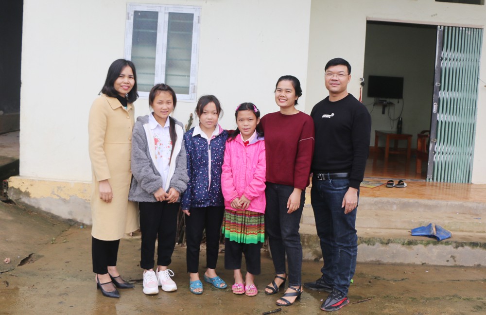 Vợ chồng anh Nhân, chị Mai (phải ảnh) và cô giáo Trường PTDT Bán trú THCS Trịnh Tường thường xuyên quan tâm, chăm sóc các em.