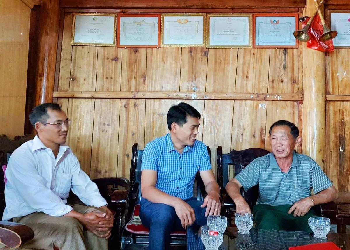 Già làng Sùng Seo Nhà (ngoài cùng bên phải) trò chuyện với cán bộ, đảng viên trẻ xã Cán Cấu.