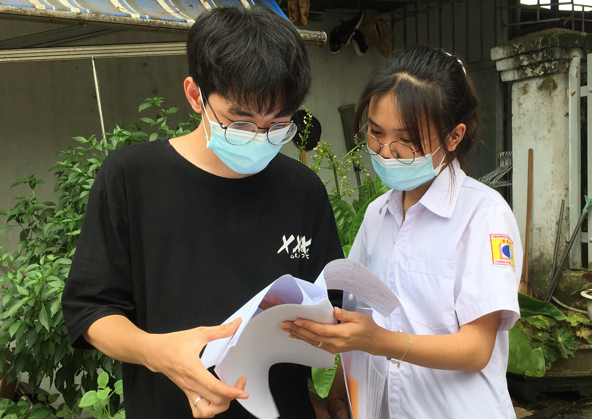 Các thí sinh tại điểm thi số 1 thành phố Lào Cai trao đổi cách làm bài sau khi kết thúc môn thi cuối cùng.