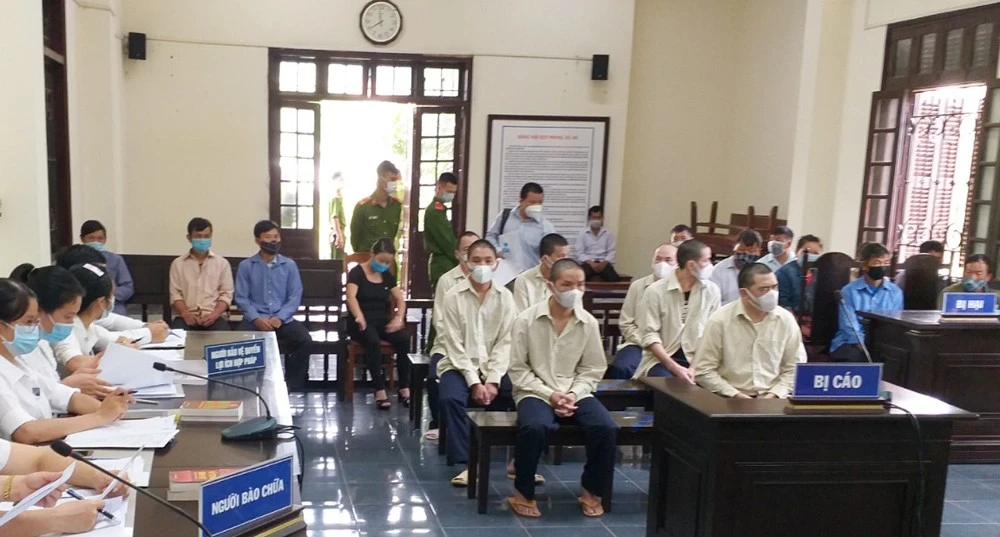 Sùng A Chớ và Thào Seo Hòa tại phiên tòa sơ thẩm.