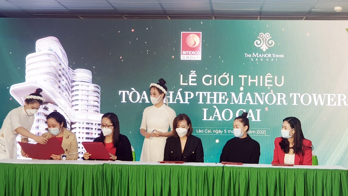 Khách hàng tìn hiểu thông tin về tòa tháp The Manor Tower Lào Cai. Các khách hàng đầu tiên ký hợp đồng sở hữu sản phẩm trong tòa tháp The Manor Tower Lào Cai.