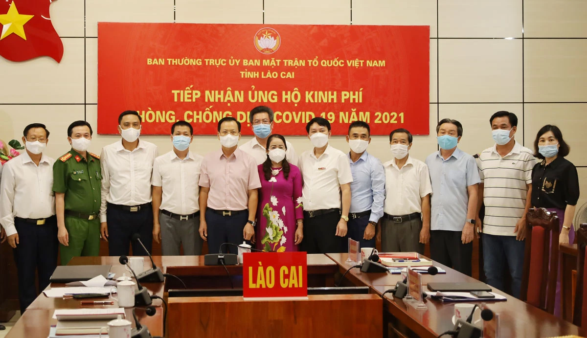 Lãnh đạo tỉnh chụp ảnh lưu niệm với đại diện các đơn vị, doanh nghiệp ủng hộ Quỹ vắc xin phòng Covid-19.