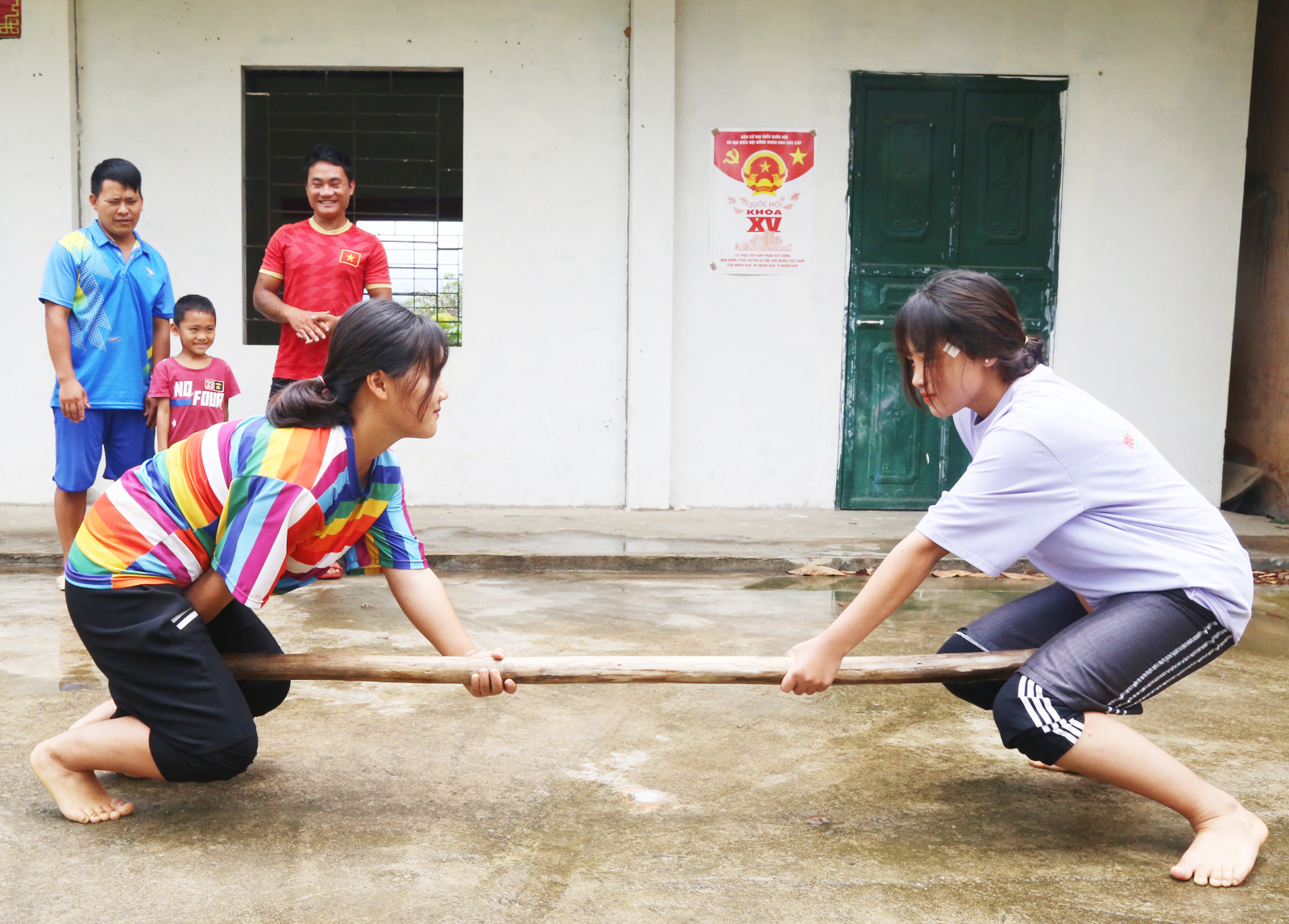 Các vận động viên CLB Đẩy gậy, kéo co xã Nậm Chạc tích cực tập luyện. (Ảnh chụp trước ngày 27/4/2021)