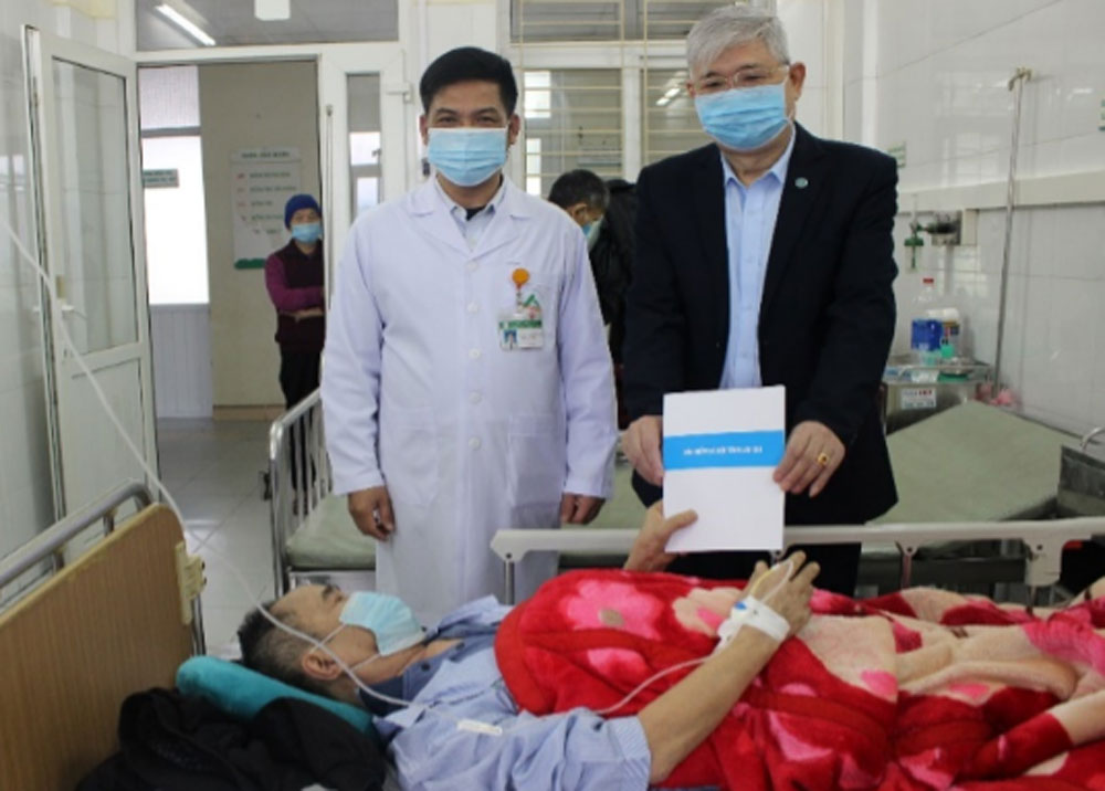 Bảo hiểm xã hội tỉnh tặng quà Tết bệnh nhân có hoàn cảnh khó khăn ảnh 1