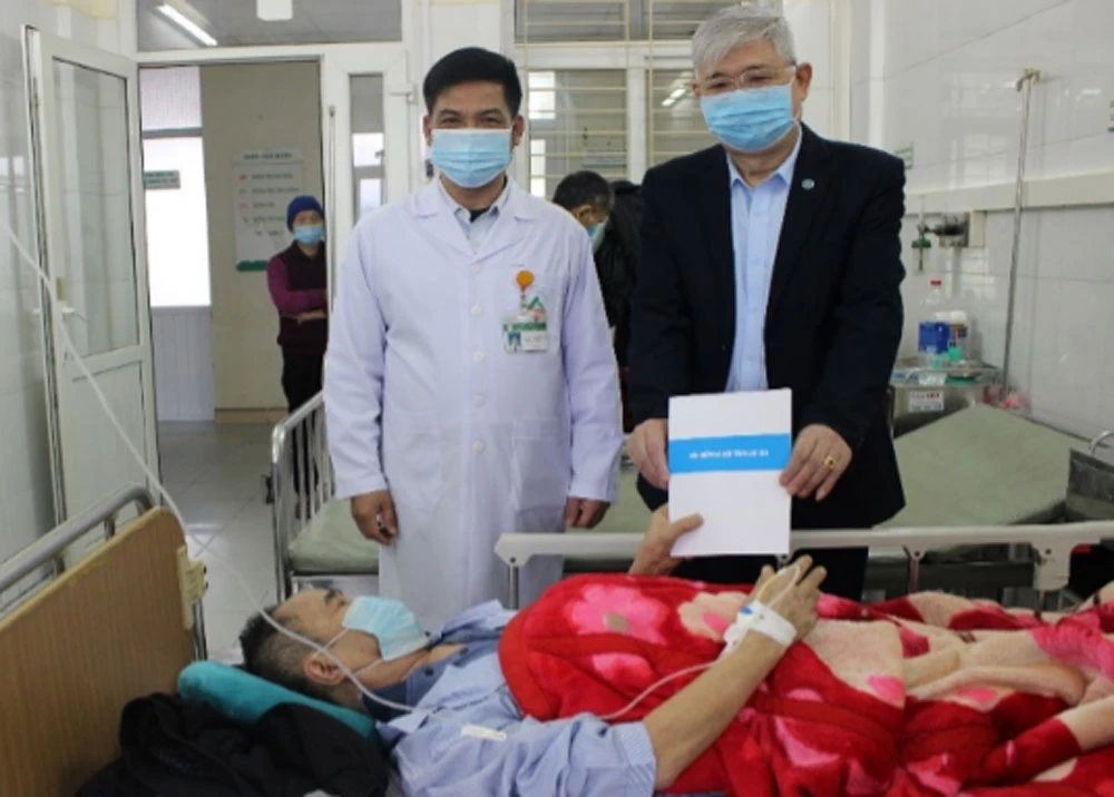 Bảo hiểm xã hội tỉnh tặng quà Tết bệnh nhân có hoàn cảnh khó khăn ảnh 1