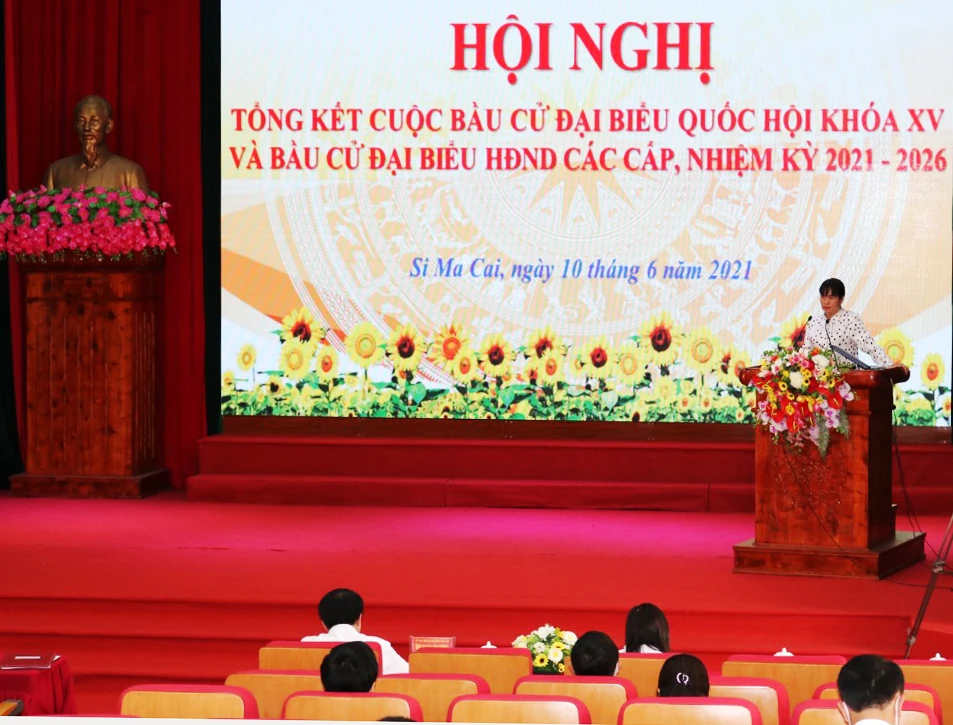 Quang cảnh hội nghị tại điểm cầu trung tâm huyện.