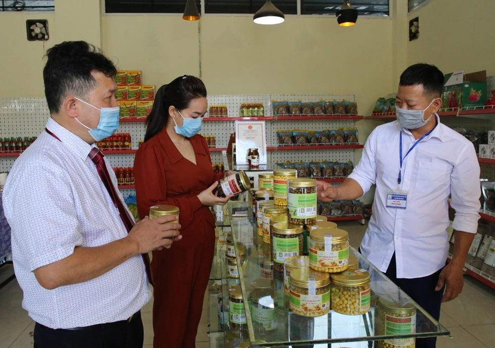 Sản phẩm của các hợp tác xã trong tỉnh được trưng bày, bán tại cửa hàng của Liên minh Hợp tác xã.