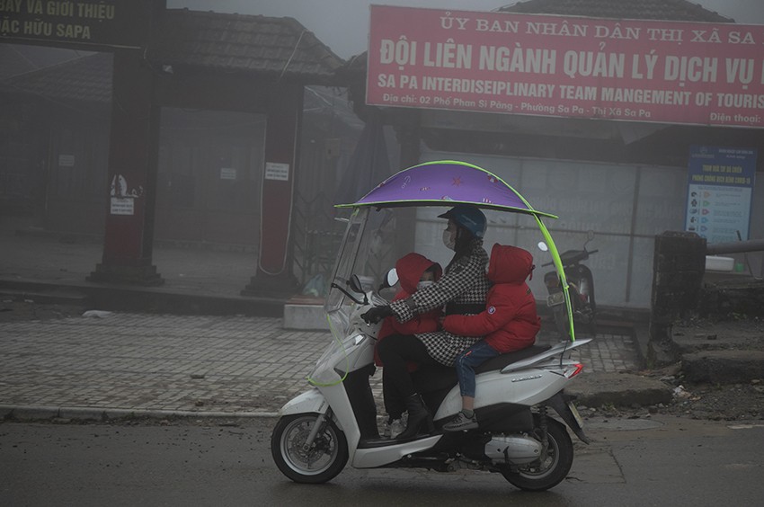 Nền nhiệt giảm sâu cùng với sương mù dày đặc bao phủ trung tâm thị xã Sa Pa. Sương mù dày đặc vào buổi sáng khiến tầm nhìn bị hạn chế. Tiết trời lạnh giá, người dân hạn chế ra đường. Người dân dùng nhiều cách chống rét khi lưu thông trên đường. Những bếp sưởi nhỏ được sử dụng nhiều ở các hàng quán. Nhiều người sử dụng quạt sưởi bằng điện. Người Sa Pa đã quen với nền nhiệt lạnh giá, nên luôn biết cách bảo vệ sức khỏe bản thân và gia đình. Nhịp sống lao động vẫn diễn ra trong giá rét.