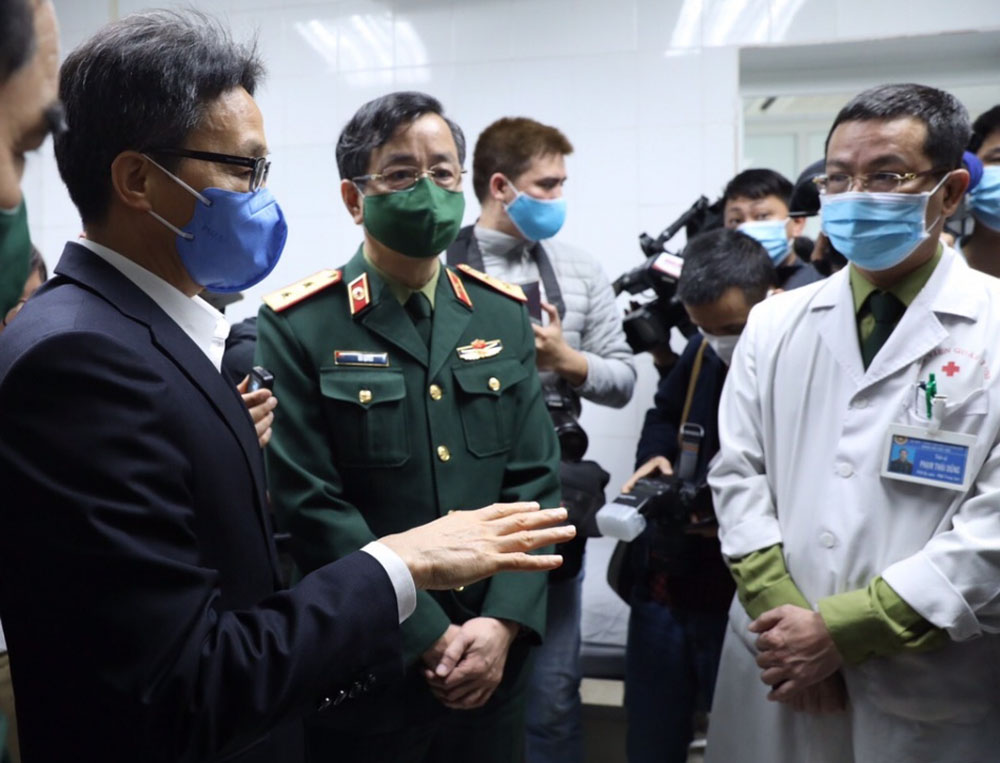 Phó Thủ tướng Vũ Đức Đam tới động viên các tình nguyện viên và lực lượng tham gia nghiên cứu vaccine tại Học viện Quân Y.