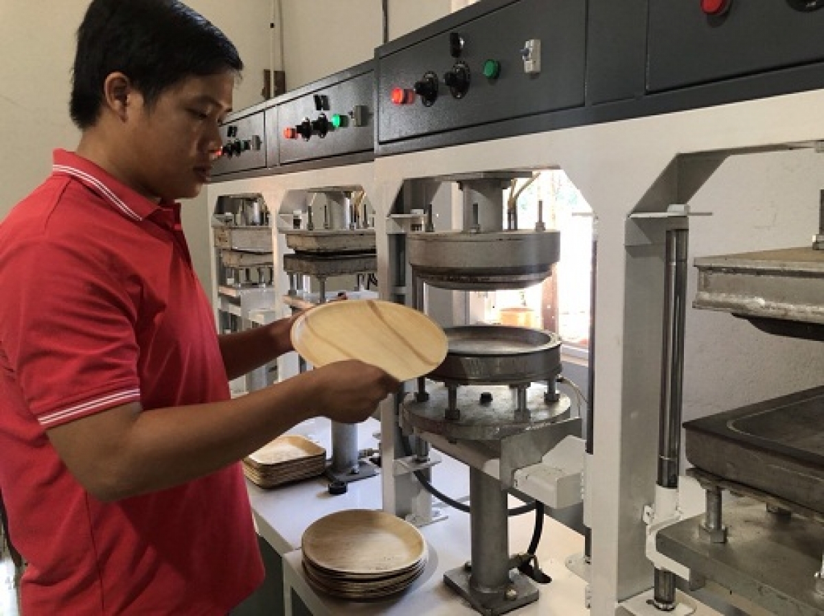 Nguyễn Sơn Tịnh kiểm tra sản phẩm tại Công ty TNHH EQUANA Việt Nam. Nguyễn Sơn Tịnh kiểm tra sản phẩm tại Công ty TNHH EQUANA Việt Nam.