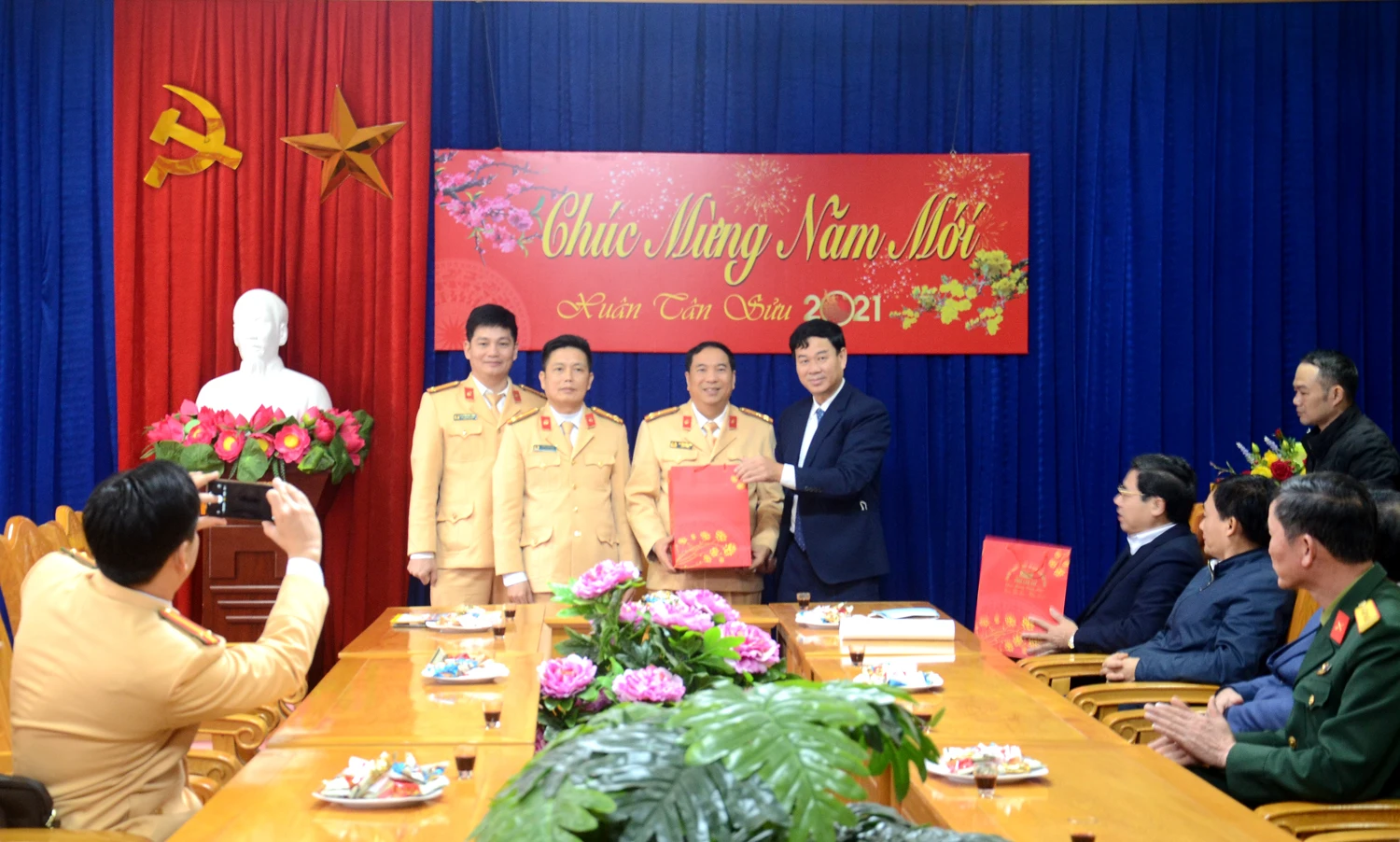 Tặng quà Phòng Cảnh sát giao thông (Công an tỉnh).