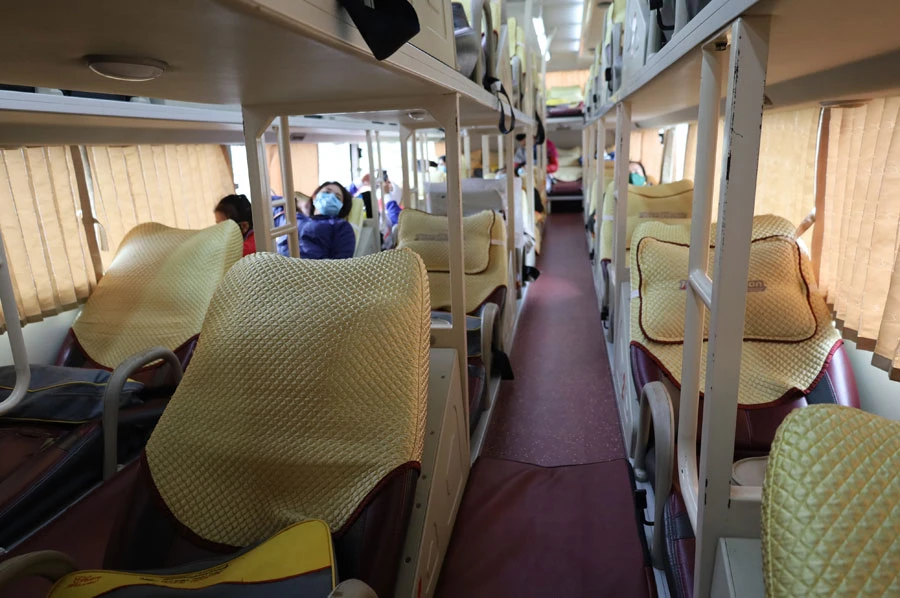 Nhiều chuyến xe xuất bến nhưng vắng khách.