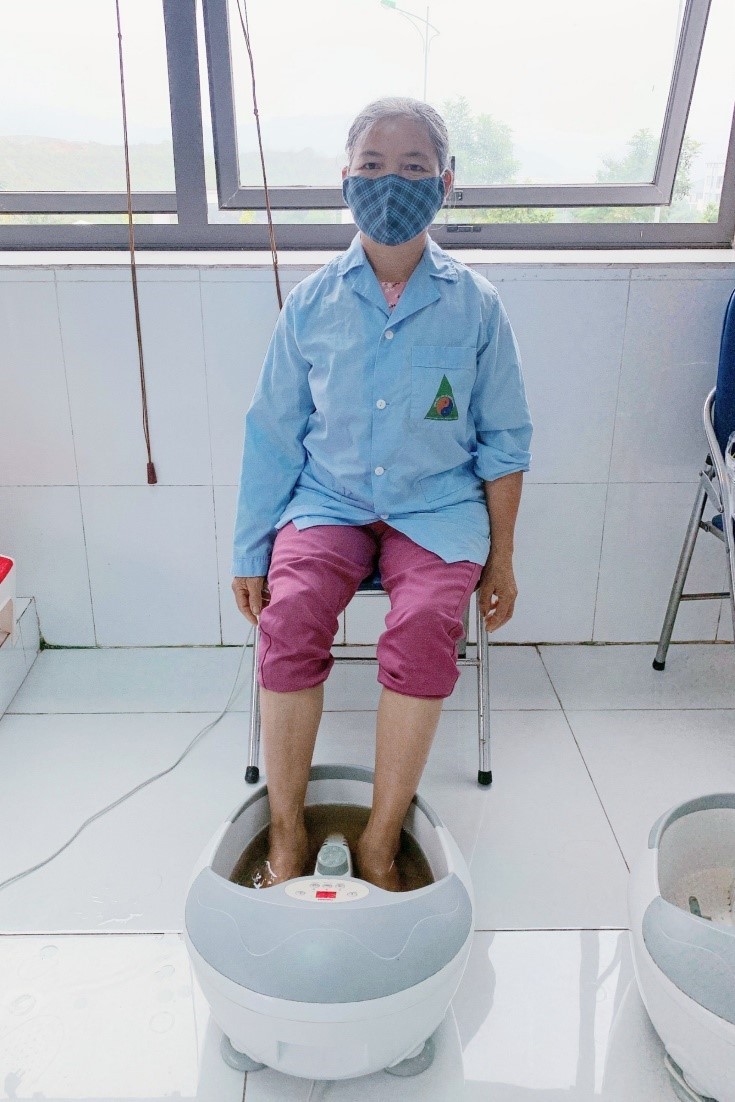 Ngâm chân bằng thuốc y học cổ truyền giúp lưu thông khí huyết, an thần.