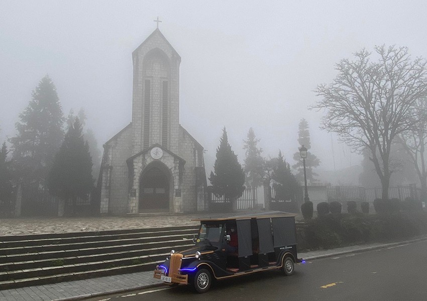 Nền nhiệt giảm sâu cùng với sương mù dày đặc bao phủ trung tâm thị xã Sa Pa. Sương mù dày đặc vào buổi sáng khiến tầm nhìn bị hạn chế. Tiết trời lạnh giá, người dân hạn chế ra đường. Người dân dùng nhiều cách chống rét khi lưu thông trên đường. Những bếp sưởi nhỏ được sử dụng nhiều ở các hàng quán. Nhiều người sử dụng quạt sưởi bằng điện. Người Sa Pa đã quen với nền nhiệt lạnh giá, nên luôn biết cách bảo vệ sức khỏe bản thân và gia đình. Nhịp sống lao động vẫn diễn ra trong giá rét.