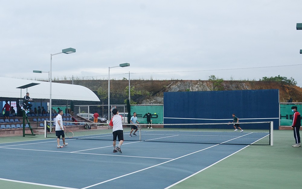 Các tay vợt tham gia thi đấu trận đầu tiên sau lễ khai mạc. Trận đấu đầu tiên nội dung đôi nam 46 tuổi trở lên.