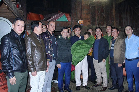 Ban Chuyên án đón cháu D. sau khi được các trinh sát giải cứu.