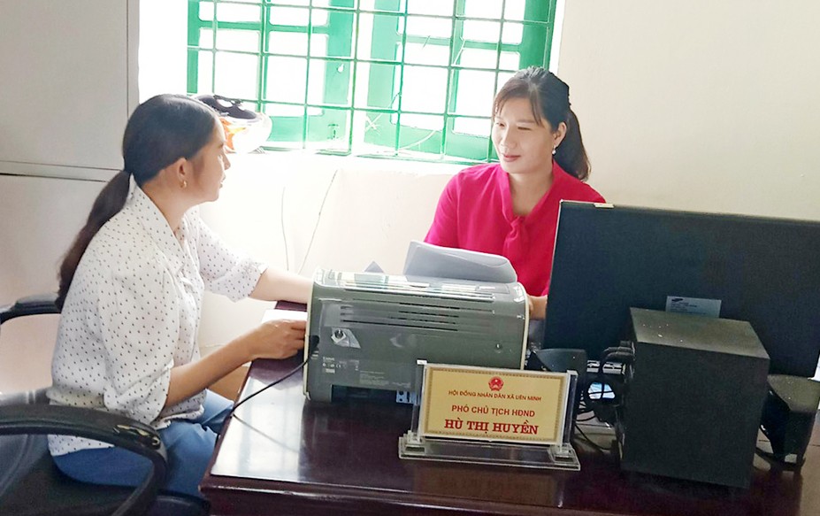 Chị Hù Thị Huyền, Phó Chủ tịch HĐND xã Liên Minh (phải ảnh) là nữ đảng viên đầu tiên ở Nậm Sang học xong đại học. Chị Hù Thị Huyền, Phó Chủ tịch HĐND xã Liên Minh (phải ảnh) là nữ đảng viên đầu tiên ở Nậm Sang học xong đại học.